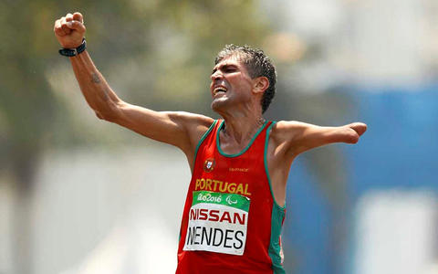 Manuel Mendes na sua chegada à meta nos Jogos Paraolímpicos disputados no Rio de Janeiro